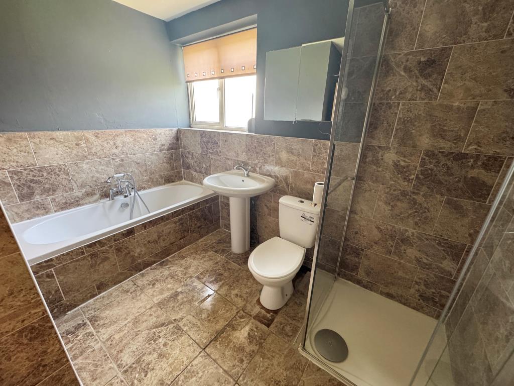 Lot: 124 - DETACHED BUNGALOW ON GOOD SIZE PLOT WITH BRICK OUTBUILDING - Bath & Shower room